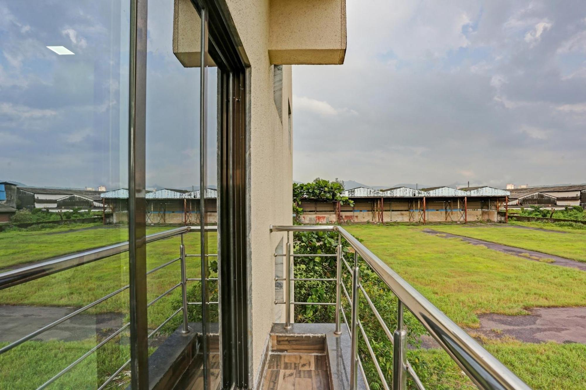 Hotel O Om Sai Residency Lodging And Boarding Taloje Budrukh Kültér fotó
